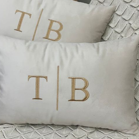 Almofada Personalizada INICIAL | INICIAL Casal Bordada (01 UNIDADE) 50x30 Com Enchimento Cama Posta